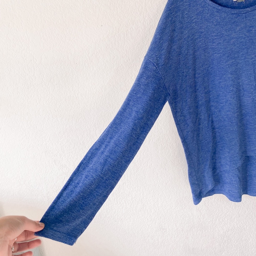 blue long sleeve shirt (M)